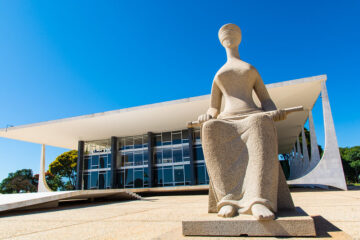 Dentre os processos que estão na pauta de julgamentos do Supremo Tribunal Federal para o mês de maio, separamos aqueles que, dentro da nossa área de atuação, merecem destaque: • Data agendada: 10/05/2023 – Recurso Extraordinário 1.282.553 (Tema 1190 da Repercussão Geral) TEMA DO PROCESSO: recurso extraordinário em que se discute a possibilidade de permitir a investidura em cargo público, após aprovação em concurso, de pessoa com os direitos políticos suspensos e em débito com a Justiça Eleitoral em razão de condenação criminal transitada em julgado (artigos 5º, caput; 15, III; e 37, I, todos da Constituição Federal) • Data agendada: 17/05/2023 – ADI 3486 e ADI 3493 TEMA DOS PROCESSOS: ações diretas de inconstitucionalidade em face do inciso V-A e § 5º do art. 109, da Constituição Federal, que buscam saber se o dispositivo impugnado ofende o princípio do juiz natural e o pacto federativo, notadamente, nas hipóteses de grave violação aos direitos humanos.